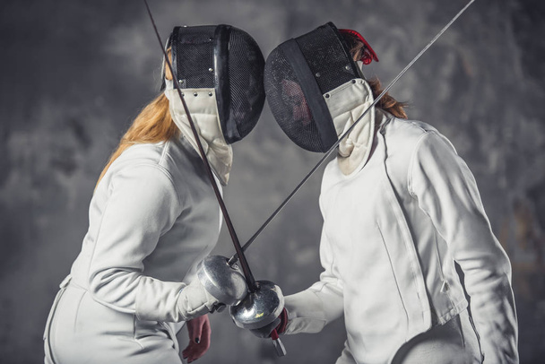 Kaksi naista miekkailu
 - Valokuva, kuva
