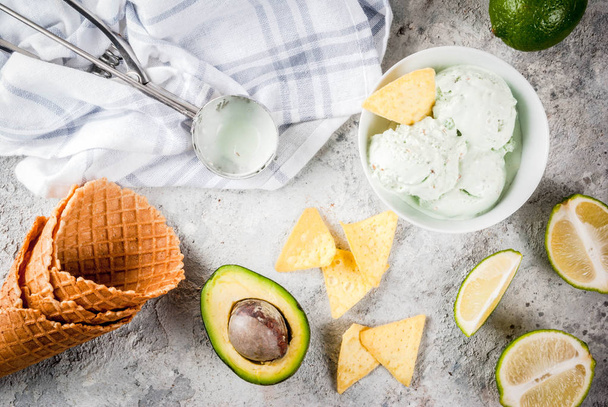 Мексиканская еда, домашний органический лайм и мороженое с авокадо, с
  - Фото, изображение