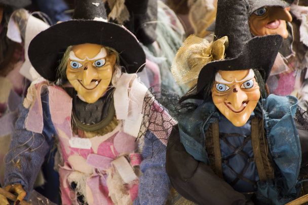 Bruxas bonecas para venda viajantes pessoas na loja de lembranças em B
 - Foto, Imagem