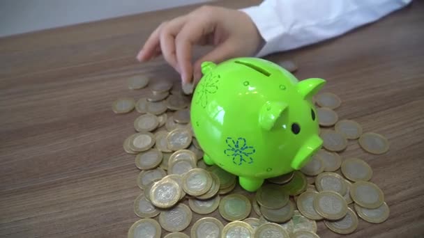 Geld in der Spardose sparen - Filmmaterial, Video
