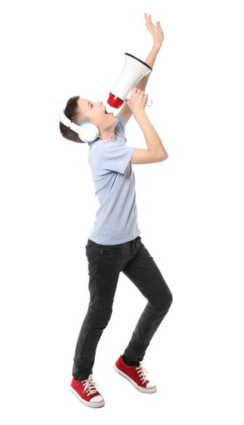 Забавный мальчик с наушниками и мегафоном на белом фоне
 - Фото, изображение
