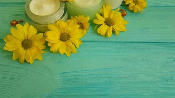 flores de color amarillo crema sobre una madera azul
 - Imágenes, Vídeo