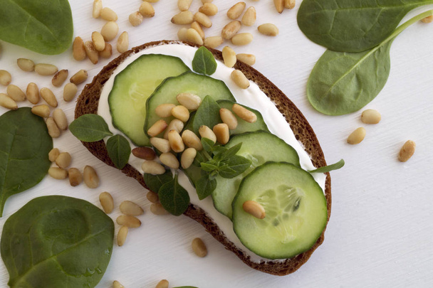 Rye bread with cucumber and pine nuts. - Foto, afbeelding