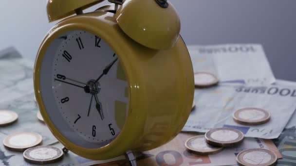 Alarm clock on coins and banknotes - Footage, Video