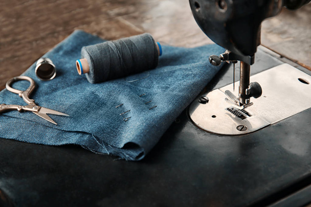 Vintage sewing machine with fabric and thread, closeup - Φωτογραφία, εικόνα