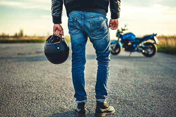 Barevný snímek mužské biker s sportovní motocykl outdoor na silnici ve dne - Fotografie, Obrázek