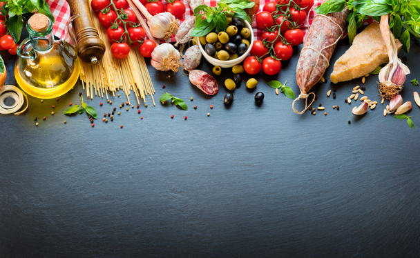 Ingrédients alimentaires italiens sur la table noire
 - Photo, image