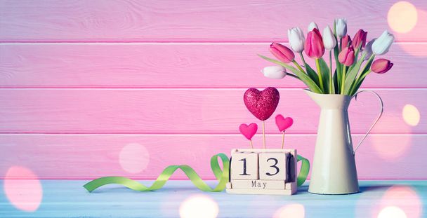 Anyák napja üdvözlőlap - tulipán és a naptár a fából készült asztal - Fotó, kép