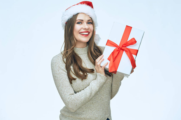 smiling woman  in Christmas hat holding gift box - Фото, зображення
