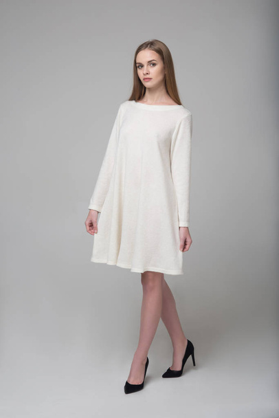Νέοι όμορφο μακρυμάλλης μοντέλο θηλυκό σε λευκό φόρεμα - Φωτογραφία, εικόνα