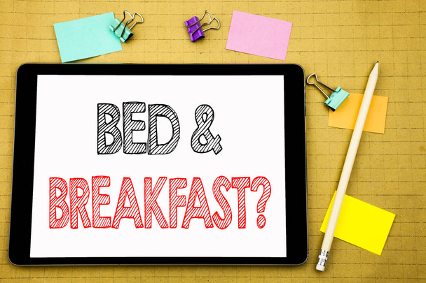 J'écris Bed Breakfast. Concept d'affaires pour Holiday Journey Travel Écrit sur tablette portable, fond en bois avec note collante et stylo
 - Photo, image