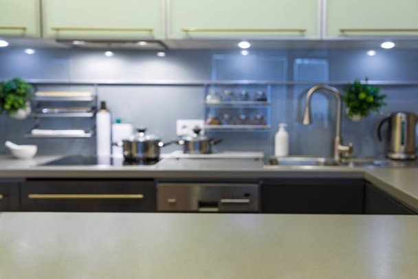 Borrosa Cocina moderna en casa con utensilios de cocina
 - Foto, Imagen