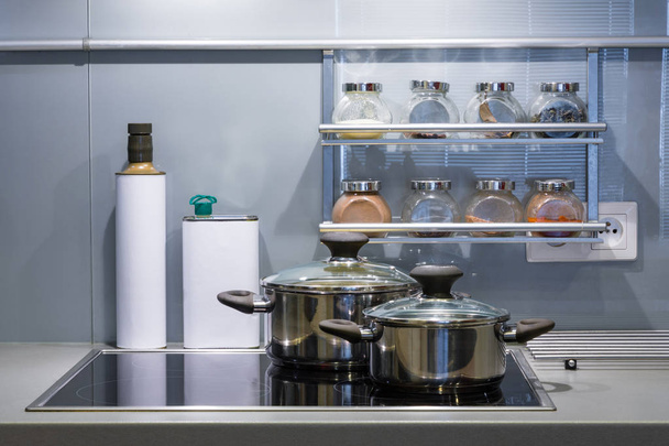 moderní kuchyň v domácnosti s nádobím - Fotografie, Obrázek