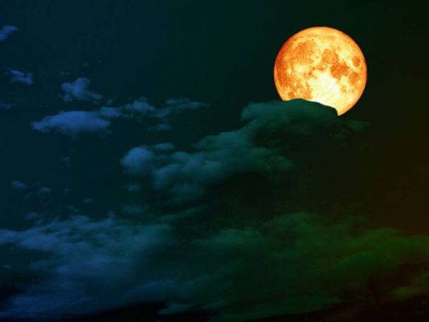 σούπερ πλήρους αίματος φεγγάρι πίσω σκούρο πράσινο σωρού σύννεφο - Φωτογραφία, εικόνα
