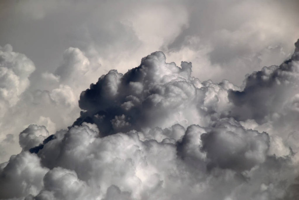 朝の日光 cloudscape 青空と雲の上の飛行機の窓からの眺め。白いうっすらと巻雲と巻層雲雲。積雲の雲 - 写真・画像