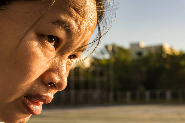 Üzerinde terleme Closeup Asyalı kadın yüzü. Park üzerinde egzersiz - Fotoğraf, Görsel