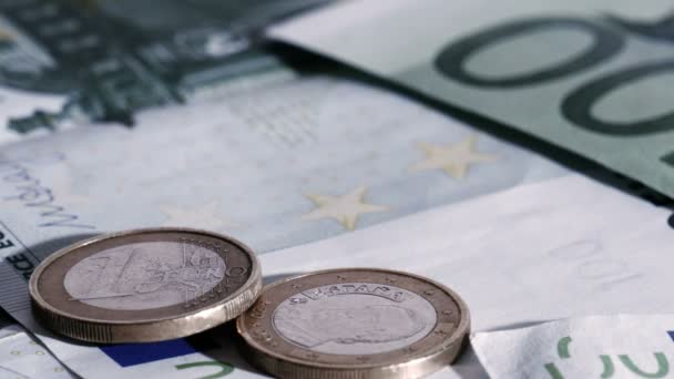 Монети євро падають на банкноти євро - Кадри, відео
