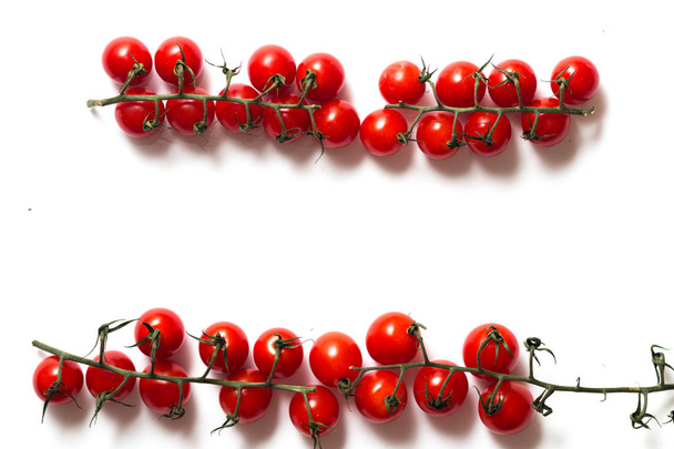 Beyaz arka plan üzerinde izole ham Olgun Kiraz domates dallarında  - Fotoğraf, Görsel