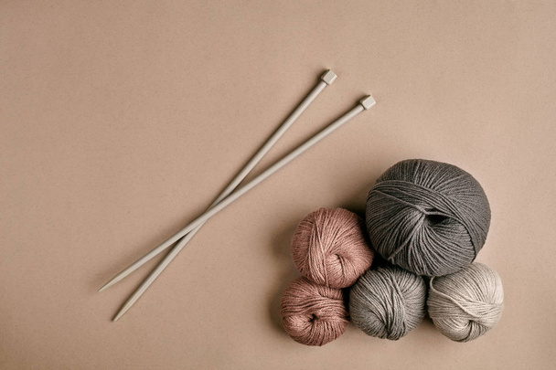Вязан из серой нити и свитера для вязания крупным планом. Вязание как хобби. Аксессуары для вязания
. - Фото, изображение