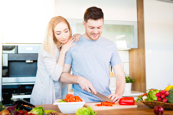 Couple préparant la nourriture
 - Photo, image