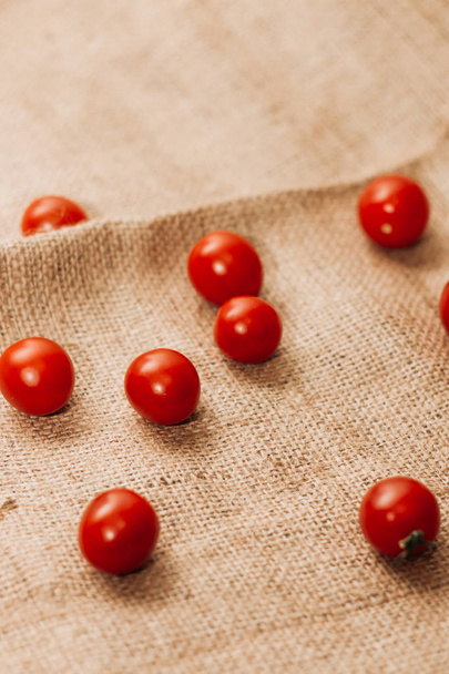 tomates cherry maduros sobre saco rústico
   - Foto, Imagen