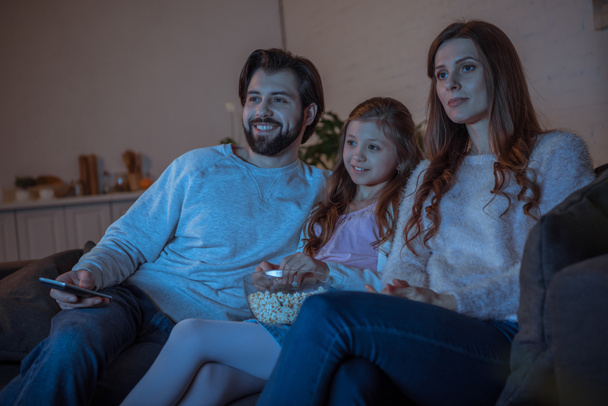 família assistindo filme
 - Foto, Imagem