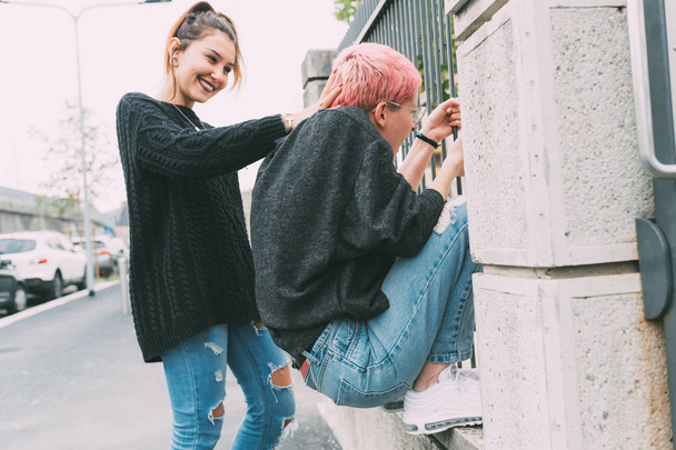 duas mulheres jovens ao ar livre se divertindo - melhores amigos, ligação, conceito de interação
 - Foto, Imagem