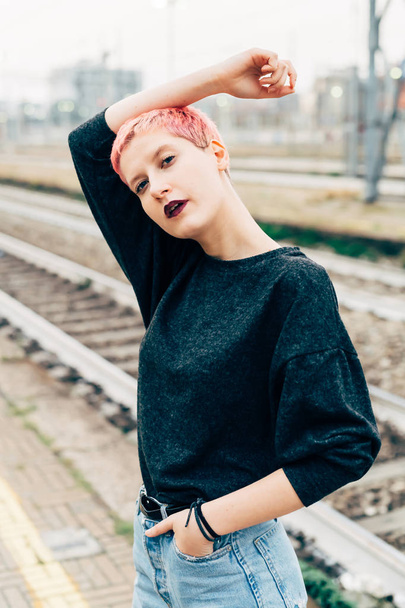 giovane donna capelli rosa all'aperto posa cercando fotocamera - blogger, influencer concept
 - Foto, immagini