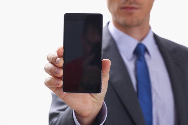 Uomo d'affari che tiene lo smartphone in mano
 - Foto, immagini