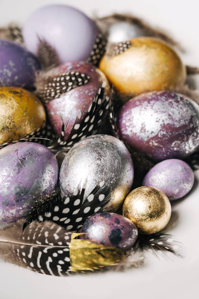 tollak és a színes húsvéti tojás, fehér háttér, közelről - Fotó, kép