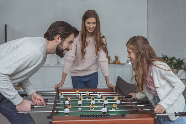 padre e hija jugando futbol de mesa en casa
 - Foto, Imagen