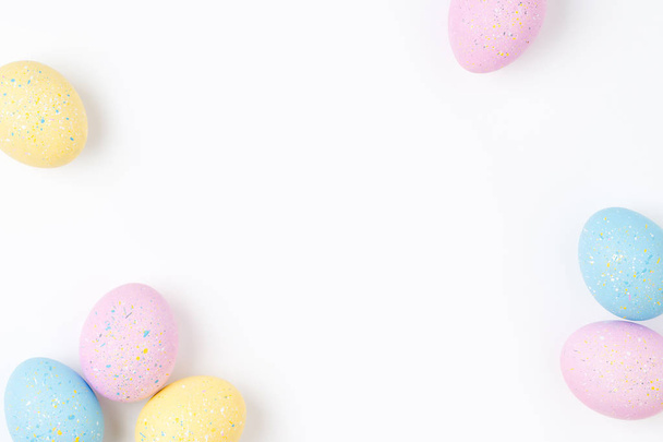 Halvány rózsaszín, kék, sárga húsvéti tojás háttér. Kompozíciók, pasztell színekkel. Húsvéti koncepció - Fotó, kép