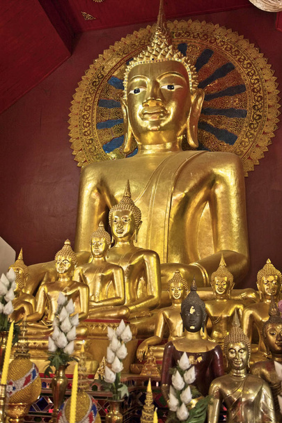 Tajlandia, Chiang Mai, Prathat Doi Suthep buddyjskiej świątyni, Złote posągi Buddy - Zdjęcie, obraz