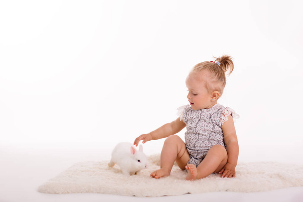 Studio βολή από μικρό παιδί κορίτσι σε λευκό φόντο  - Φωτογραφία, εικόνα