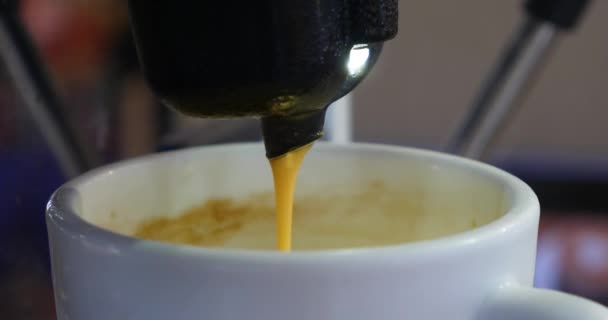 Kawa espresso obsługujących maszyny w Pucharze, rano świeży gorący napój, najwyższej jakości włoski francuski wykonane z profesjonalny ekspres do kawy wpada porcelanowa filiżanka kawy - Materiał filmowy, wideo