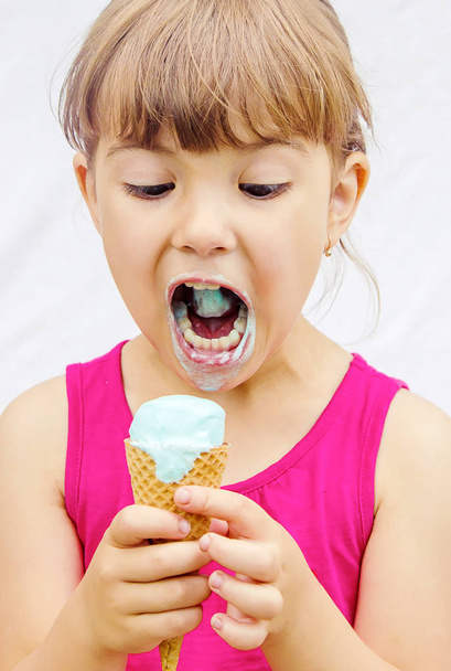 L'enfant mange de la glace. Concentration sélective
. - Photo, image