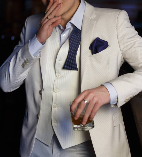 torso of a man in a white suit - Foto, afbeelding