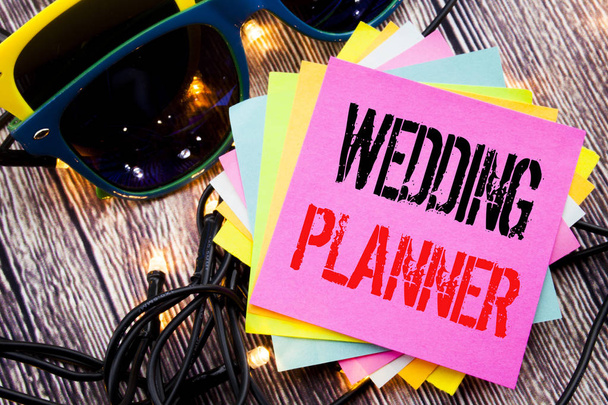 Woord, Wedding Planner schrijven. Bedrijfsconcept voorbereiding huwelijk geschreven notitie met kopie ruimte op oude hout houten achtergrond met zonnebril - Foto, afbeelding