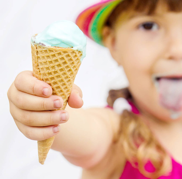 Дитина їсть морозиво. Вибірковий фокус
. - Фото, зображення