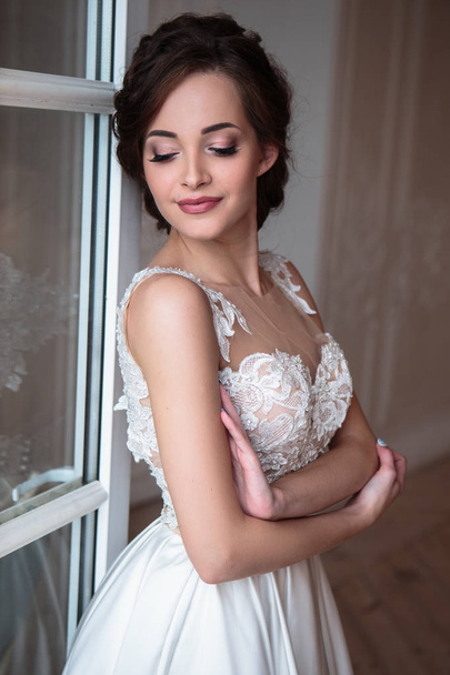 Beautiful bride in luxury dress. Beautiful young woman in wedding photosession - Fotografie, Obrázek