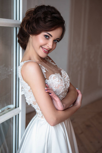 Beautiful bride in luxury dress. Beautiful young woman in wedding photosession - Фото, изображение