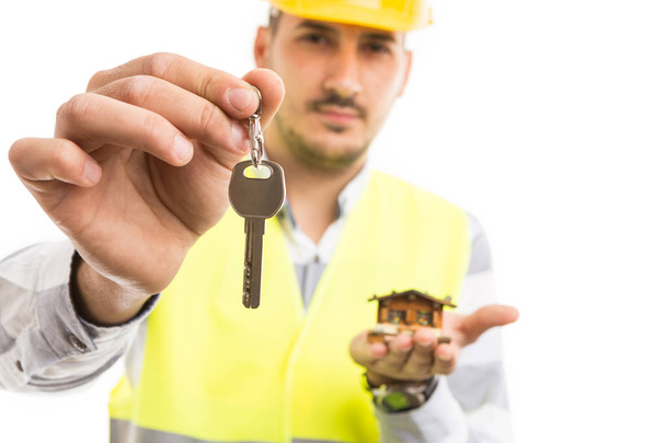 Constructor guapo o constructor que ofrece la llave a nuevo hous
 - Foto, Imagen