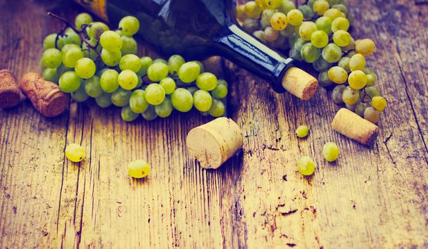 пляшка вина і виноград
 - Фото, зображення
