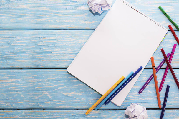 Цветные войлочные ручки и лист белой бумаги
 - Фото, изображение