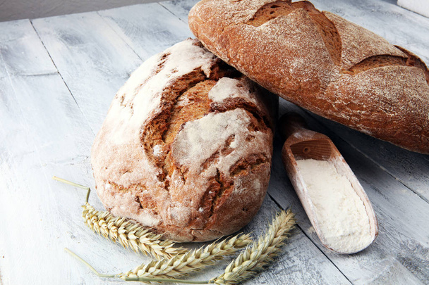 Pane e farina appena sfornati in un set da forno
 - Foto, immagini