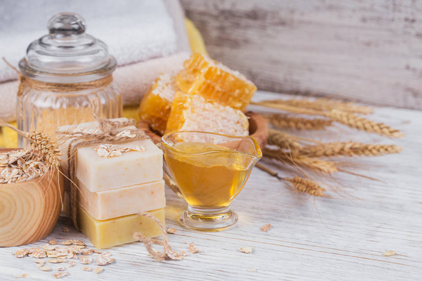 Honeycomb, sea salt, oats and handmade soap with honey - Foto, afbeelding