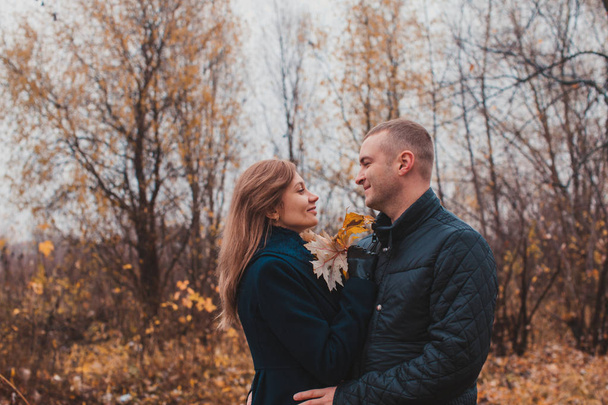 Happy couple in the autumn park - Fotografie, Obrázek