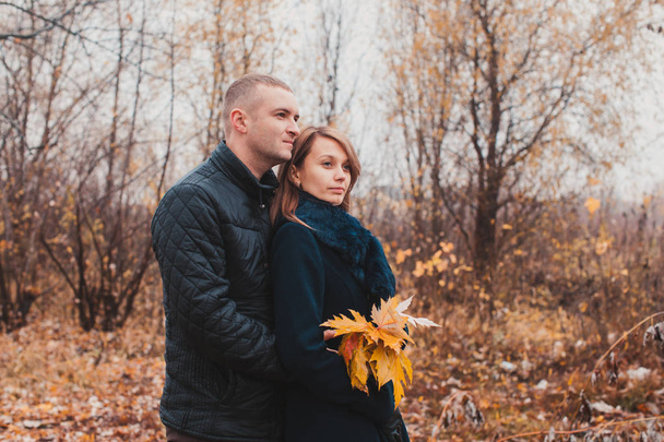 Happy couple in the autumn park - Fotoğraf, Görsel
