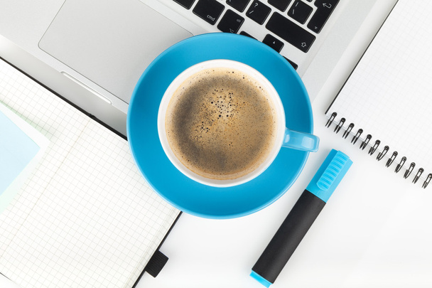 blauwe koffie beker en kantoorbenodigdheden - Foto, afbeelding