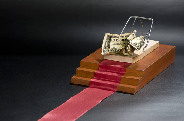 Peníze v past na myši na červený koberec a černým pozadím. - Fotografie, Obrázek